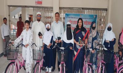 পাঁচবিবিতে অসচ্ছল শিক্ষার্থীদের মাঝে বাইসাইকেল, অসহায় ব্যক্তিকে হুইল চেয়ার