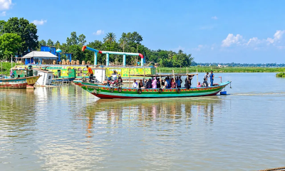 উত্তাল পদ্মায় দুই সপ্তাহ ধরে ফেরি বন্ধ, ঝুঁকি নিয়ে ট্রলারে পারাপার