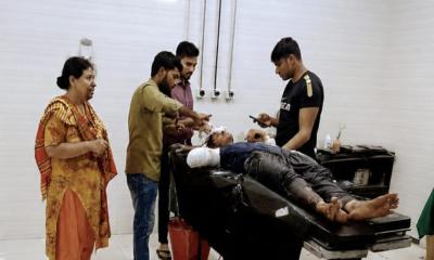 মেহেরপুরে গভীর রাতে বাড়িতে ঢুকে তরুণীকে কুপিয়ে কব্জি বিচ্ছিন্ন, আহত বাবা-মা