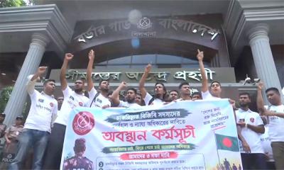 বিডিআর বিদ্রোহে চাকরিচ্যুতদের পুনর্বহালের দাবি, বিজিবি সদর দপ্তরের সামনে অবস্থান