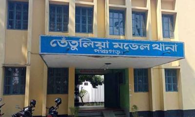 ড্রেজার জব্দের ঘটনায় মৃত ব্যক্তিদের নামে মামলা, মহাসড়ক অবরোধ