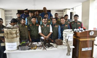 পাবনায় ডিবির অভিযানে ট্রান্সফরমার চোরচক্রের ৬ সদস্য গ্রেপ্তার, উদ্ধার বিপুল তামার তার ও যন্ত্রাংশ