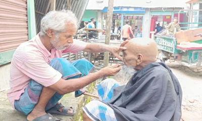 আধুনিকতার ভিড়েও টিকে আছেন নাওডোবার পুরোনো নাপিতরা