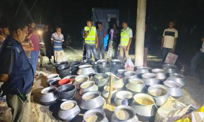 নওগাঁ পুলিশ সুপারের নির্দেশে    পোরশায়  বিপুল পরিমাণ (৮০৫ লিটার) চোলাই মদ তৈরির উপকরণ জব্দ ও ধ্বংস, ৩ জনের বিরুদ্ধে মামলা।