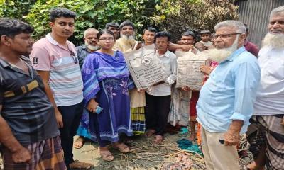 সিংড়ায় অগ্নিকাণ্ডে ক্ষতিগ্রস্ত প্রতিবন্ধী সবুজের পাশে উপজেলা প্রশাসন