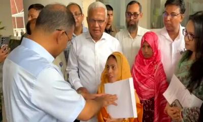 প্রতিবন্ধকতাকে জয় করে কর্মজীবনে নতুন অধ্যায়: প্রধানমন্ত্রীর হাত থেকে চাকরির নিয়োগপত্র পেলেন তিন প্রতিবন্ধী