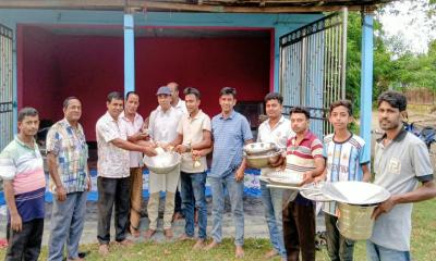গাবতলীতে চঞ্চল কুমার দেবের উদ্যোগে পূজা সামগ্রী বিতরণ