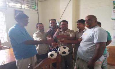 শিক্ষার্থীদের খেলাধুলায় উৎসাহ দিতে দরগা বাজার উচ্চ বিদ্যালয়ে ফুটবল বিতরণ