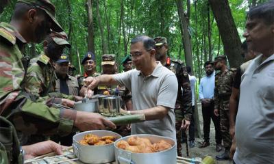 আকস্মিকভাবে সেনাবাহিনীর গ্রীষ্মকালীন মহড়া পরিদর্শনে প্রধানমন্ত্রী তারেক রহমান