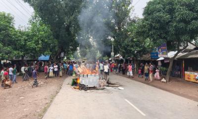 শিশু হত্যার অভিযোগে দিনাজপুরে মহাসড়ক অবরোধ, ৬ ঘণ্টা পর যান চলাচল স্বাভাবিক