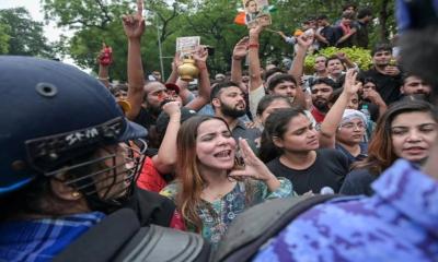 রাতভর উত্তাল দিল্লি: পুলিশের বাধা উপেক্ষা করে রাজপথে হাজারো বিক্ষোভকারী, থামছে না আন্দোলন