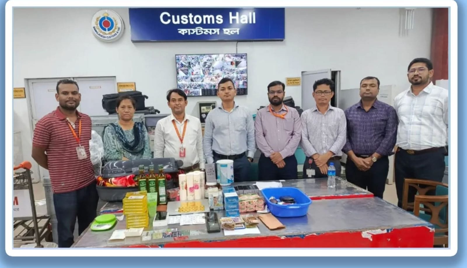 বিমানবন্দরের বাইরে গাড়িতে মিলল ৩ কোটি ৭২ লাখ টাকার স্বর্ণ ১৪ বার ও ১২ পাত উদ্ধার, গাড়ি ফেলে পালালেন চালক