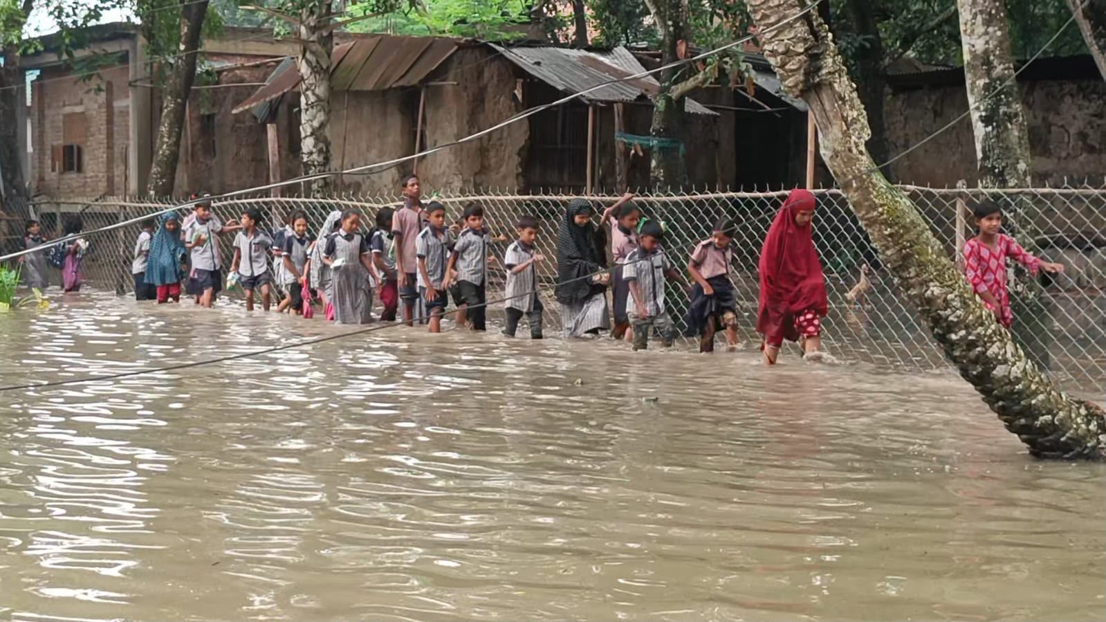 বদলগাছীতে চরম ভোগান্তিতে ১৩২ জন শিক্ষার্থী, হাঁটুজল পেরিয়ে যেতে হয় স্কুল
