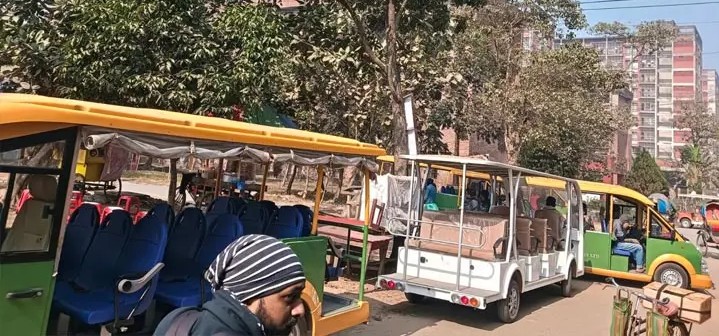 জাহাঙ্গীরনগর বিশ্ববিদ্যালয়ে ক্যাম্পাসে রিকশাই এখন দুর্ভোগের প্রতীক