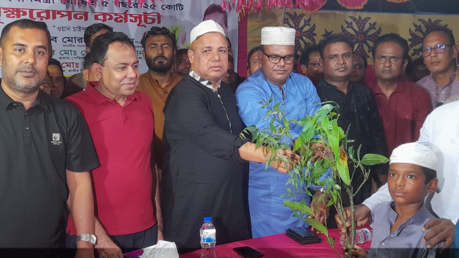 বগুড়ার গাবতলীতে চারা গাছ রোপন ও বিতরন করেন মোরশেদ মিলটন এমপি
