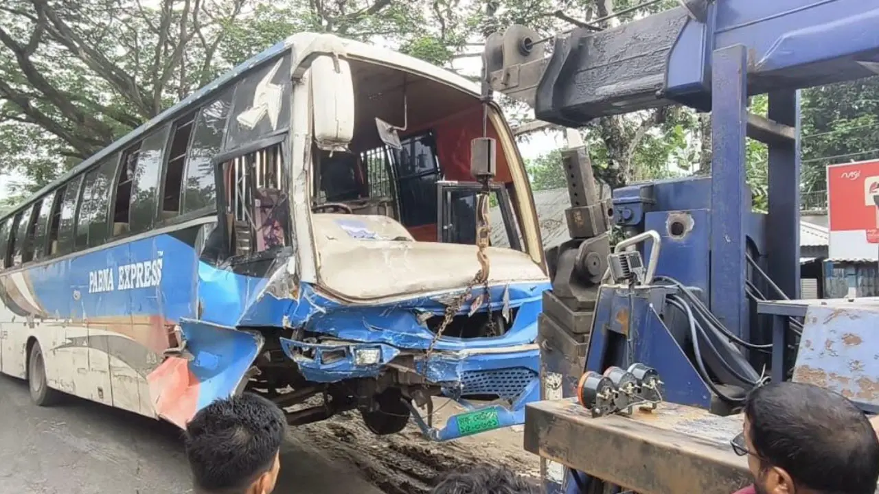 পাবনায় লাশবাহী অ্যাম্বুলেন্স-বাসের মুখোমুখি সংঘর্ষ, নিহত ২