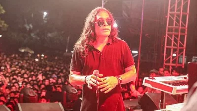 মঞ্চে হাসানকে লক্ষ্য করে পানির বোতল নিক্ষেপ, ‘এমন অভিজ্ঞতা কখনও হয়নি’