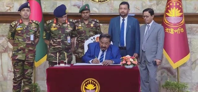 গার্ড অব অনার শেষে বঙ্গভবন ছাড়লেন ভারপ্রাপ্ত রাষ্ট্রপতি হাফিজ উদ্দিন