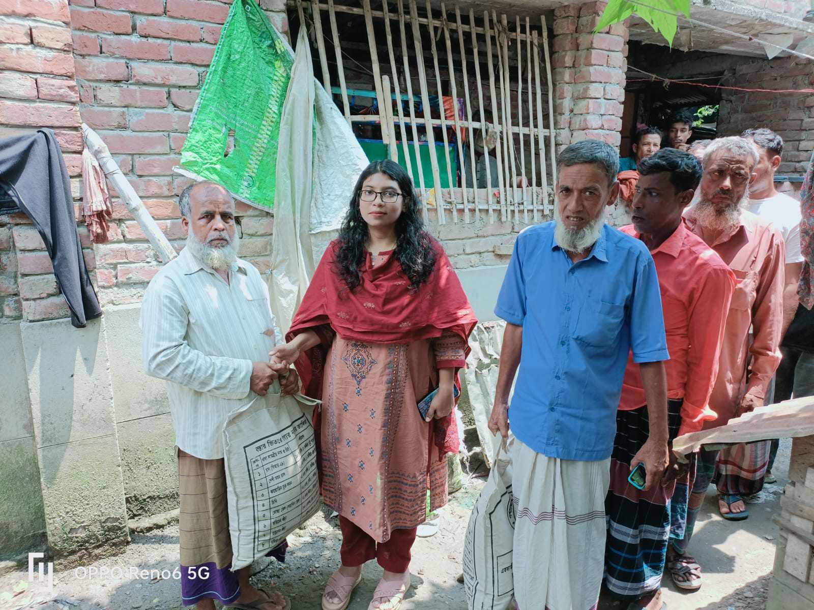অগ্নিকাণ্ডে নিঃস্ব কৃষক পরিবারের পাশে সিংড়া উপজেলা প্রশাসন