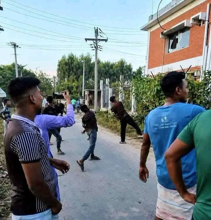 আফতাবগঞ্জে পল্লী বিদ্যুৎ অফিসে ভাঙচুর, দীর্ঘ বিদ্যুৎ বিভ্রাটে চরম ভোগান্তি