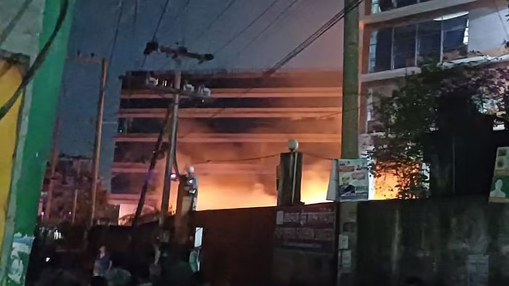 আশুলিয়ায় পোশাক কারখানা চত্বরে একের পর এক সিলিন্ডার বিস্ফোরণ, পুড়েছে ৫-৬টি গাড়ি; আহত অন্তত ২০, নিহত ৬