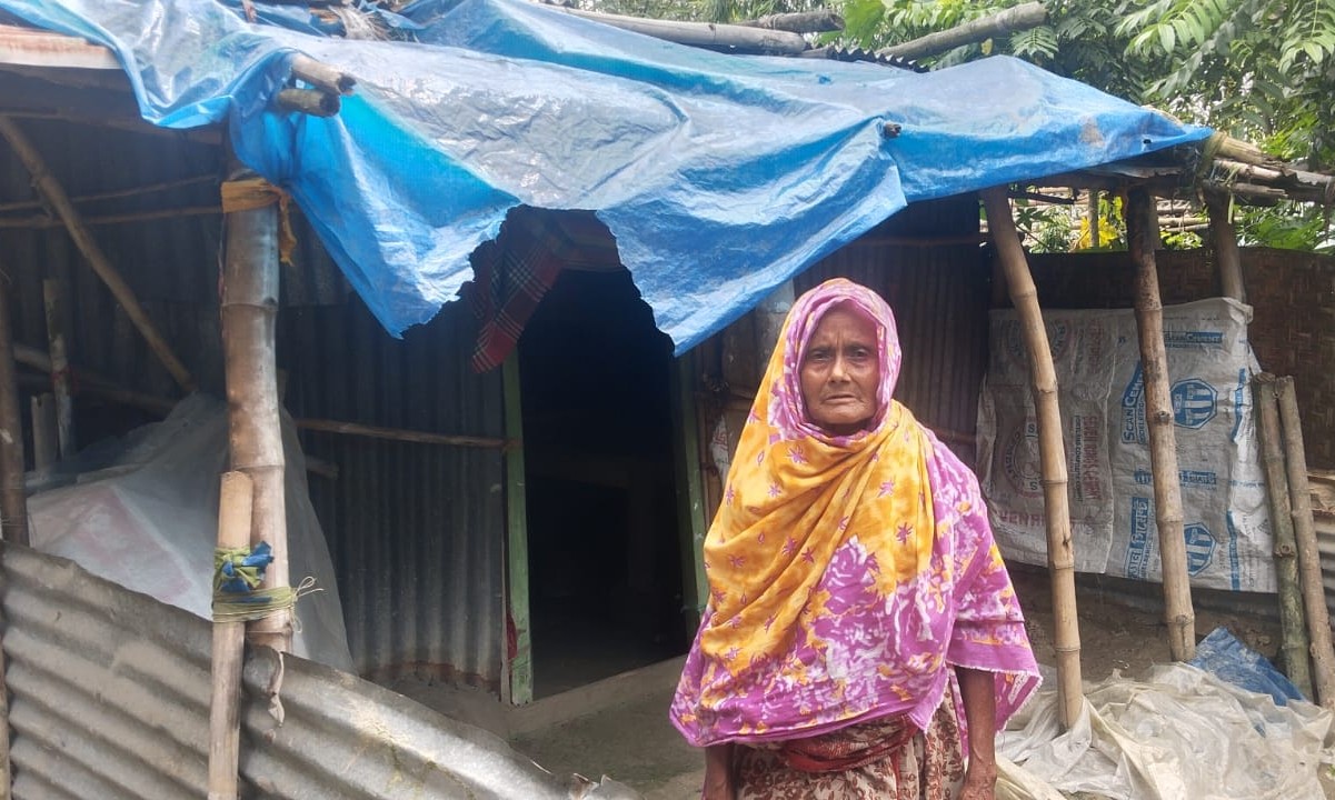 বৃষ্টি আসলেই আতংকঃ ভিজে রাত কাটে ৭০ বয়সী মনোয়ায়ার