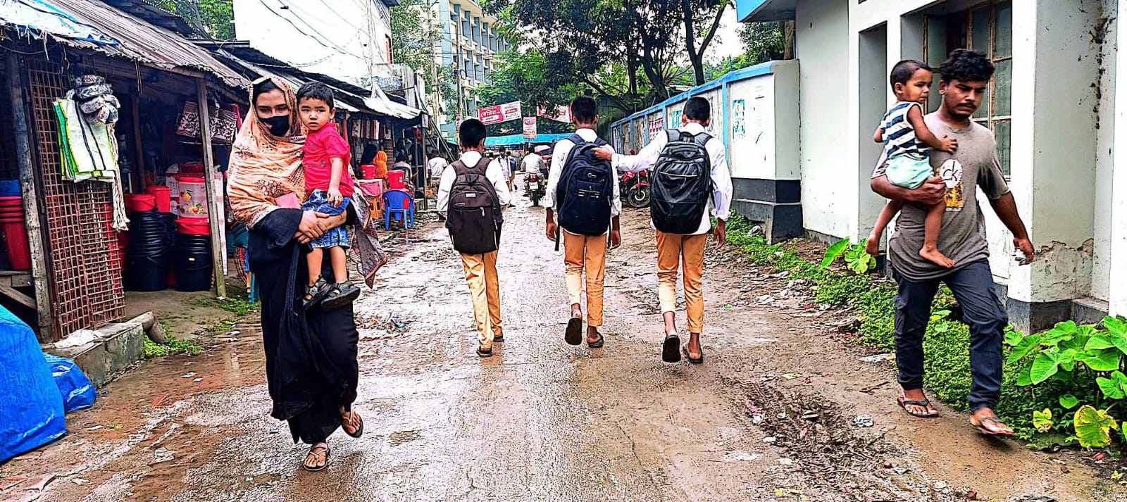 পোরশায় ইউনিয়ন পরিষদ ও কলেজ সড়ক বেহাল, চরম দুর্ভোগে জনসাধারণ