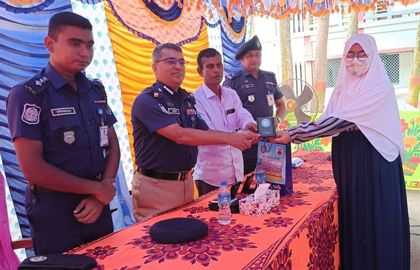 পোরশায় মাদক, বাল্যবিবাহ ও সাইবার অপরাধ রোধে পুলিশ সুপারের সচেতনতামূলক সভা