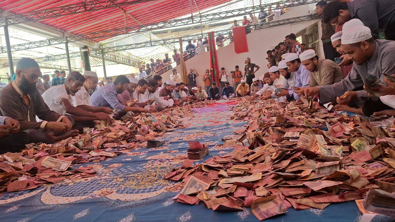 ৭০০ বছরের প্রথা ভেঙে ফের প্রকাশ্যে শাহজালাল (রহ.) মাজারের দানের টাকা গণনা শুরু