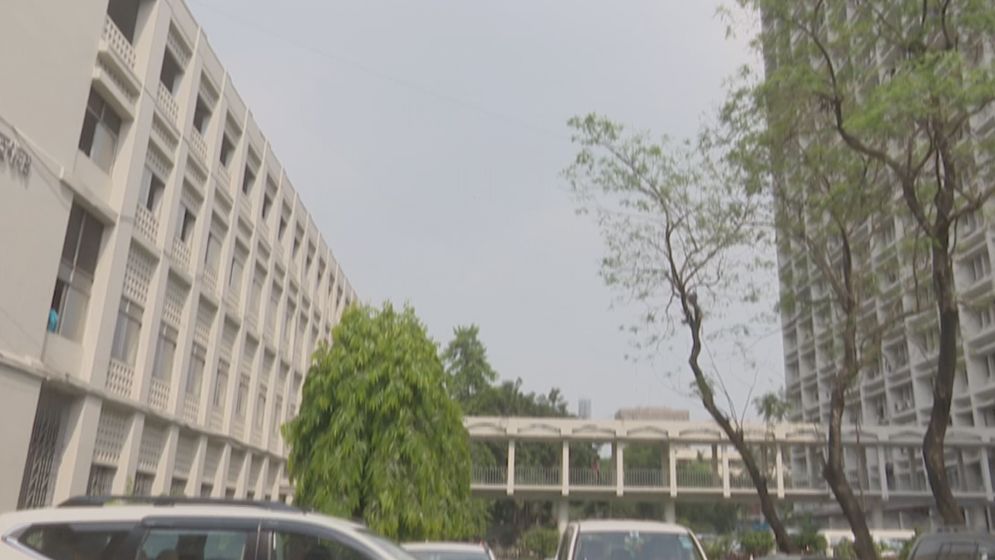 ছয় মাসে প্রশাসনে শৃঙ্খলা ফেরার প্রশ্ন: দলীয়করণ কমেছে, নাকি বদলেছে শুধু পক্ষ?