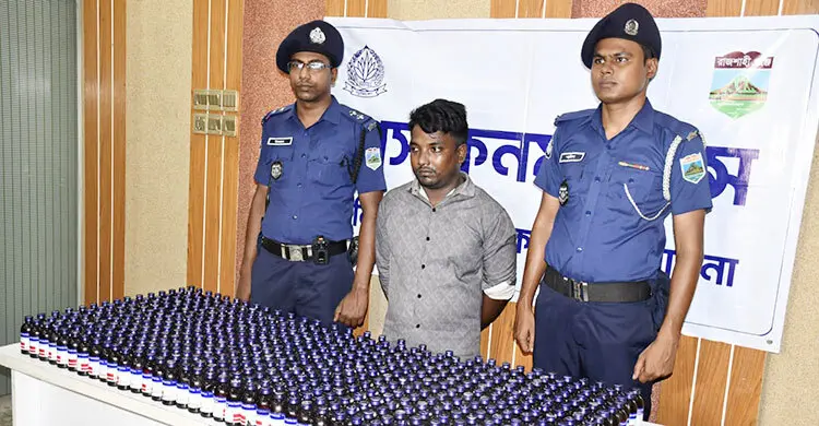 পাবনায় ৫০০ বোতল ফেনসিডিল জব্দ, ঢাকা যাচ্ছিল মাদকের চালান; আটক কারবারি