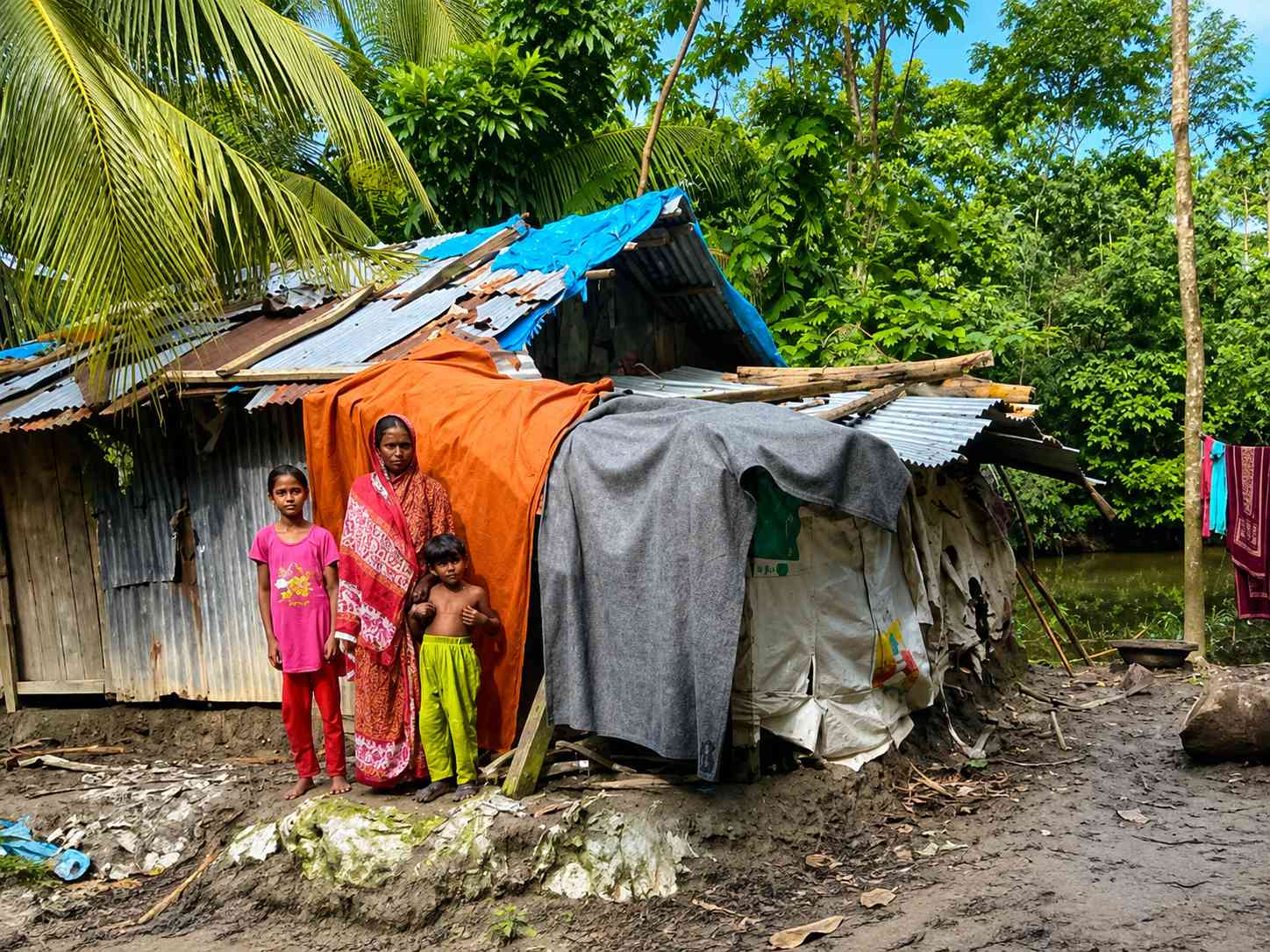পলিথিনের ছাউনির নিচে চার কন্যাকে নিয়ে বিধবা মায়ের বেঁচে থাকার লড়াই, সহায়তার আকুতি পটুয়াখালীতে