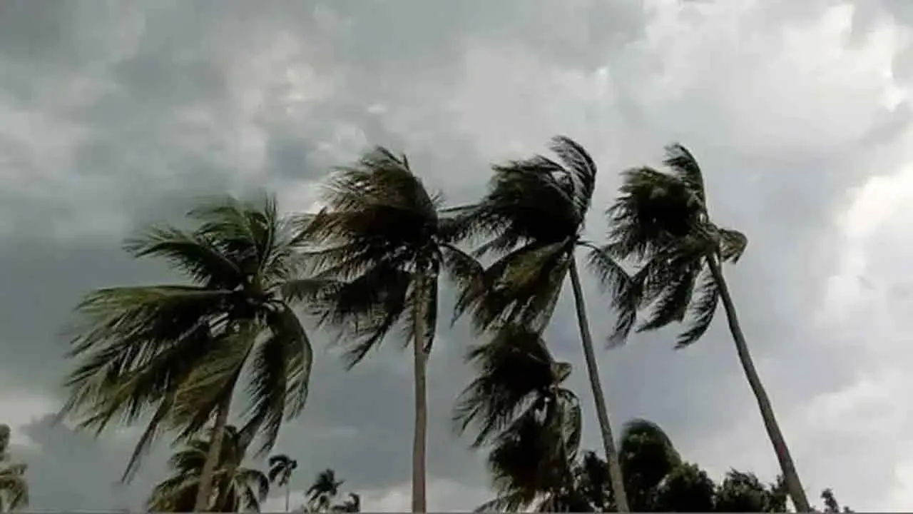 রাতের মধ্যে ১৮ অঞ্চলে বজ্রসহ ঝড়-বৃষ্টির সতর্কতা, নদীবন্দরে ১ নম্বর সংকেত