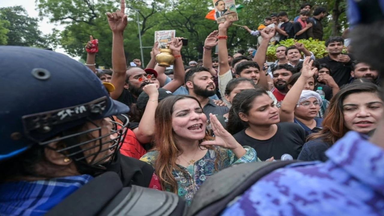রাতভর উত্তাল দিল্লি: পুলিশের বাধা উপেক্ষা করে রাজপথে হাজারো বিক্ষোভকারী, থামছে না আন্দোলন